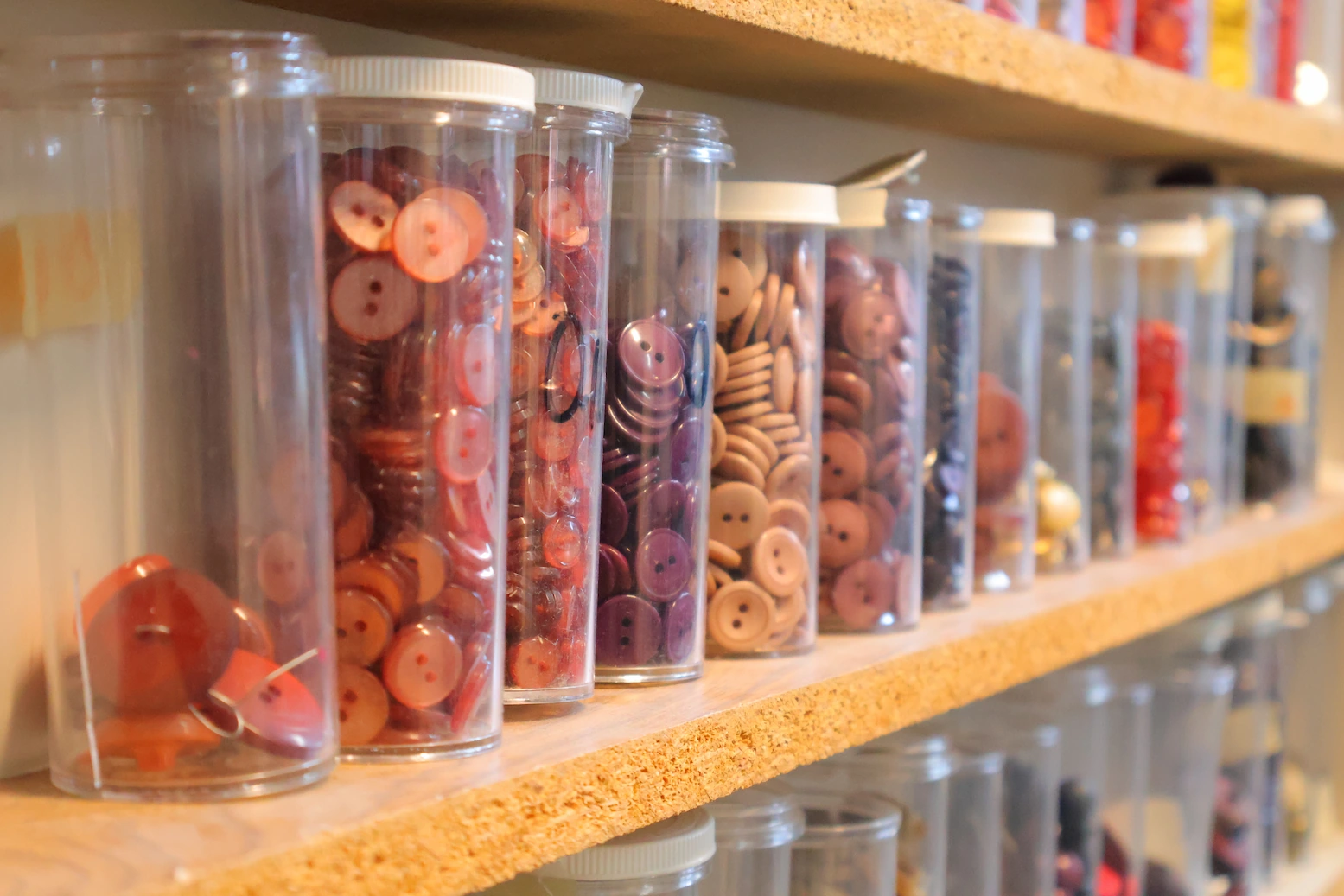 Variété de boutons de différentes tailles et couleurs pour la finition de vêtements