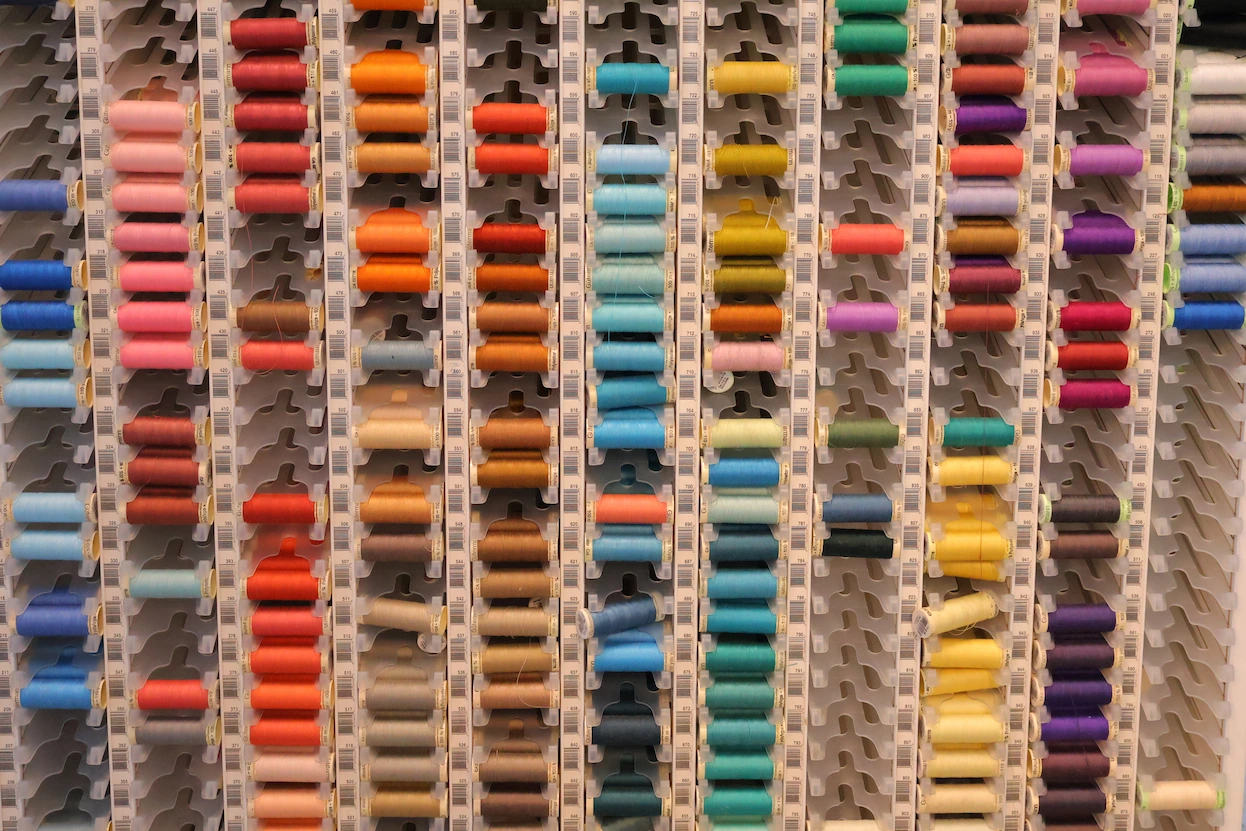 Boîte de rangement de couture organisée avec compartiments pour fils et accessoires