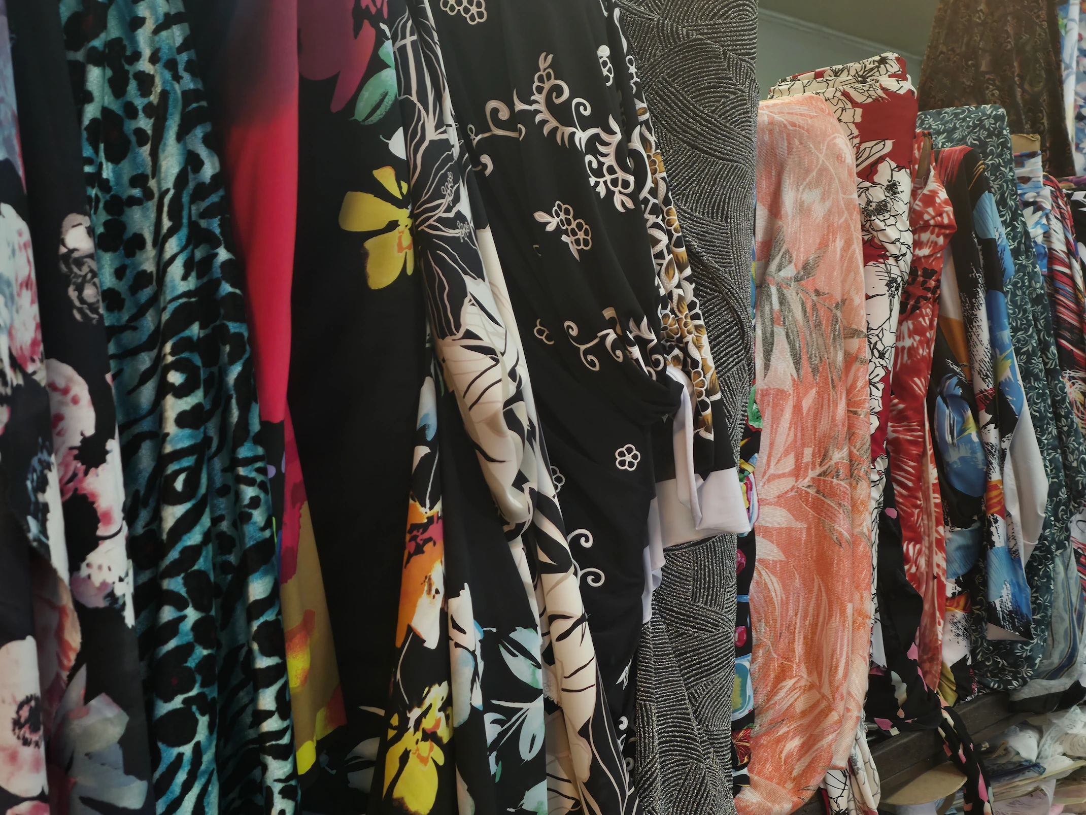 Tissu à fleurs 60 pouces de large en coton ou polyester avec motifs floraux colorés