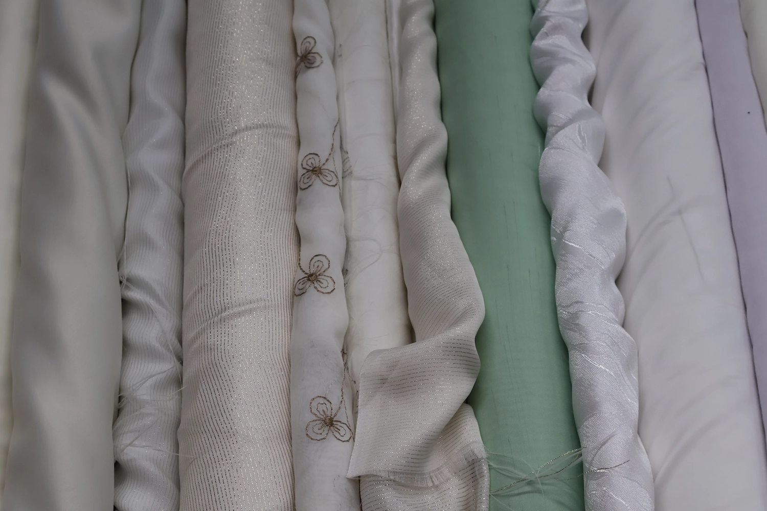 Tissu de velours d'ameublement luxueux vert émeraude profond avec texture de poil riche idéal pour meubles et décoration intérieure