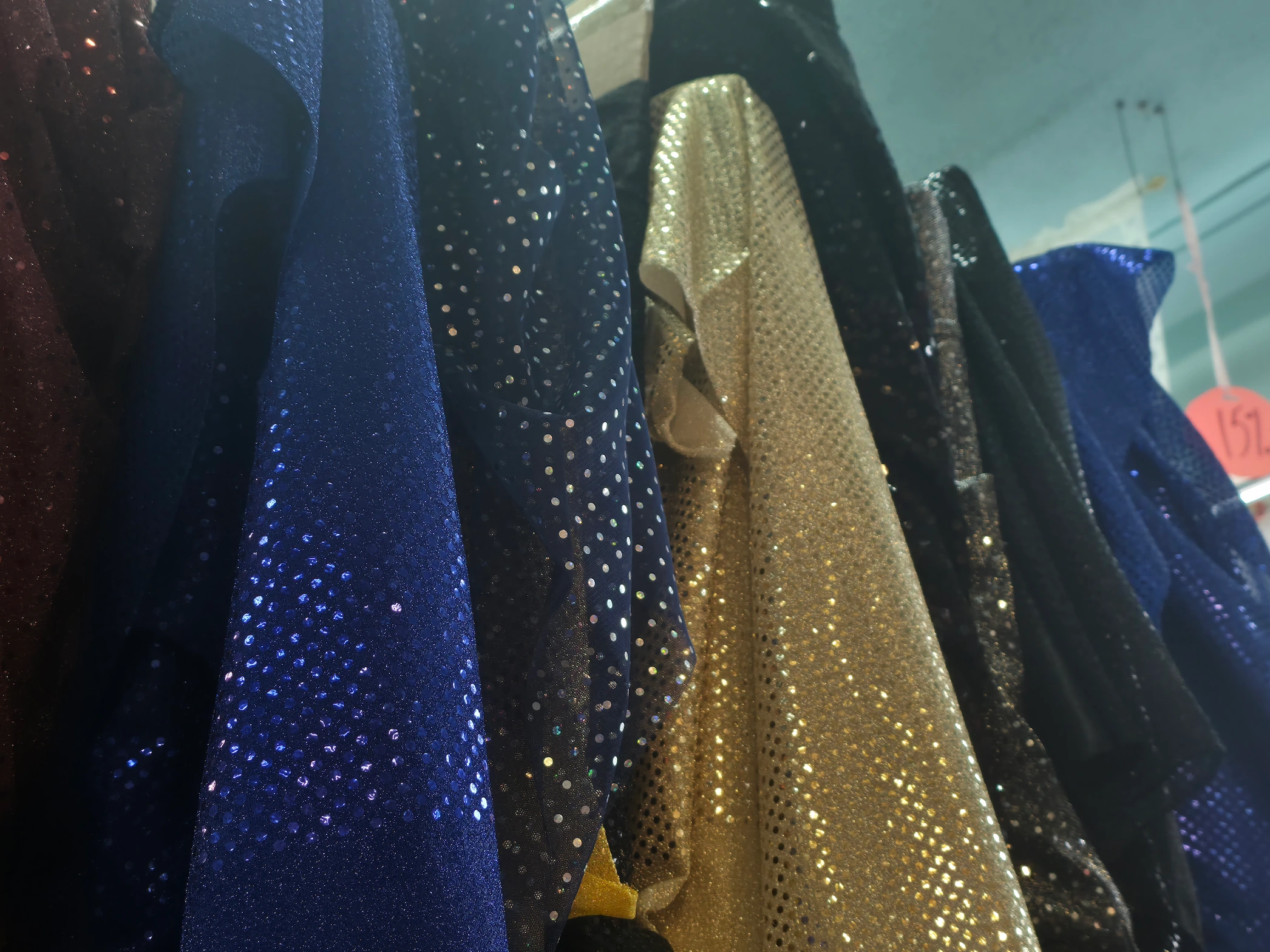 Tissu à paillettes scintillant 45 pouces de large en coton, polyester et mélanges pour projets créatifs