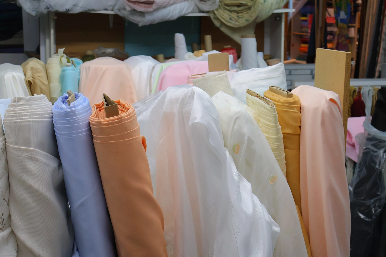 Tissu de revêtement en laine premium couleur bourgogne riche avec texture fine idéal pour manteaux et vestes sur mesure